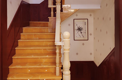 平和中式别墅室内汉白玉石楼梯的定制安装装饰效果