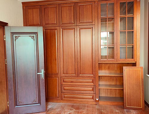 平和中式家庭装修里定制的实木衣柜效果图